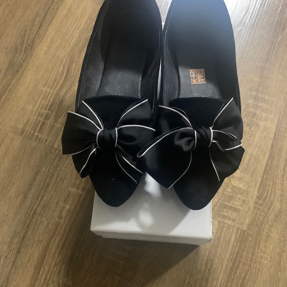 Black Bow Flats